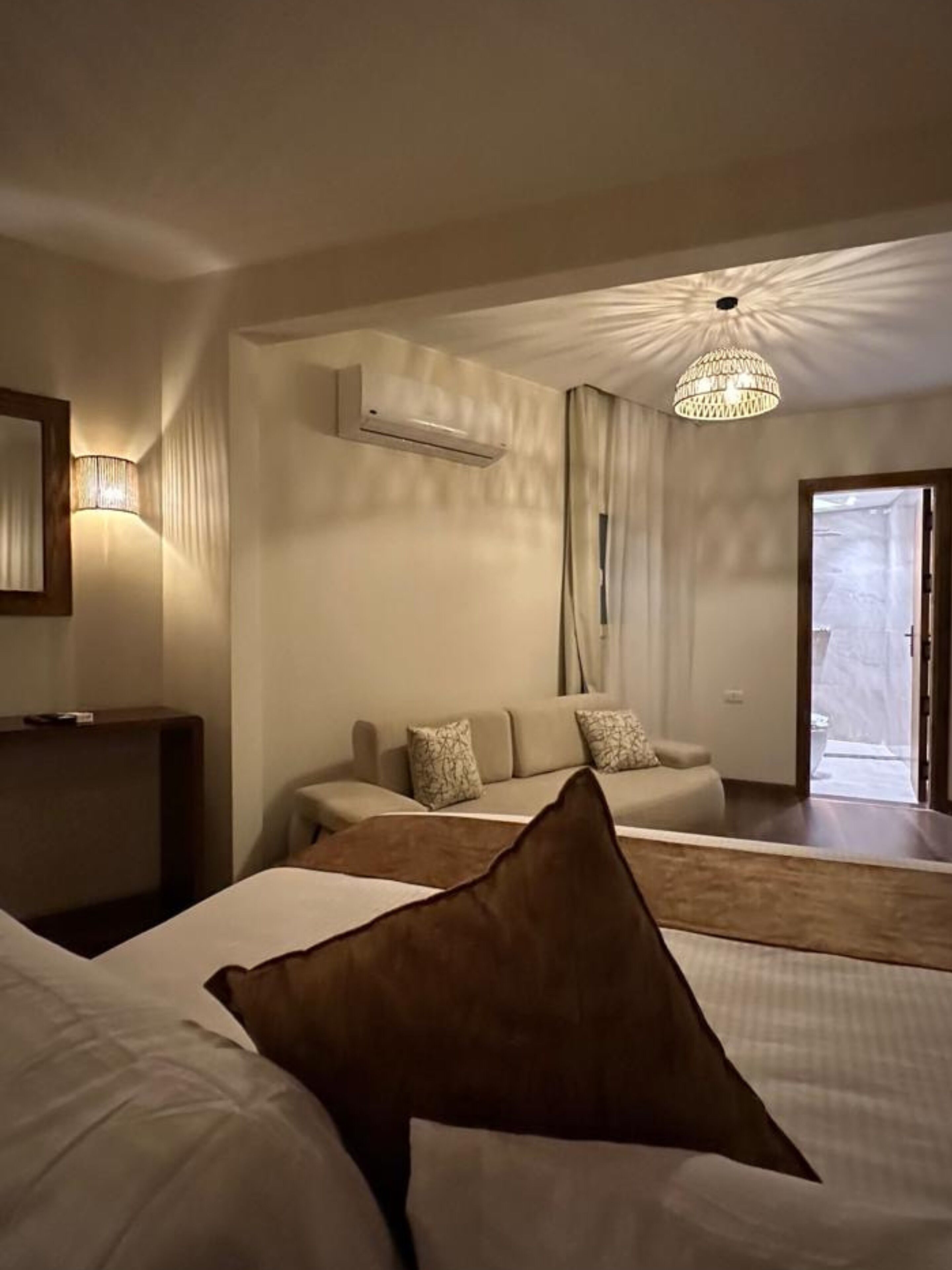 Luxe beddengoed, een minibar, een kluis op de kamer, een bureau