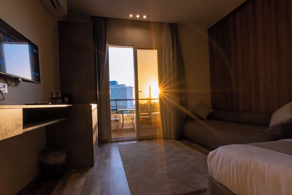 Triple Room with City View | Ropa de cama de alta calidad, minibar, caja fuerte y escritorio