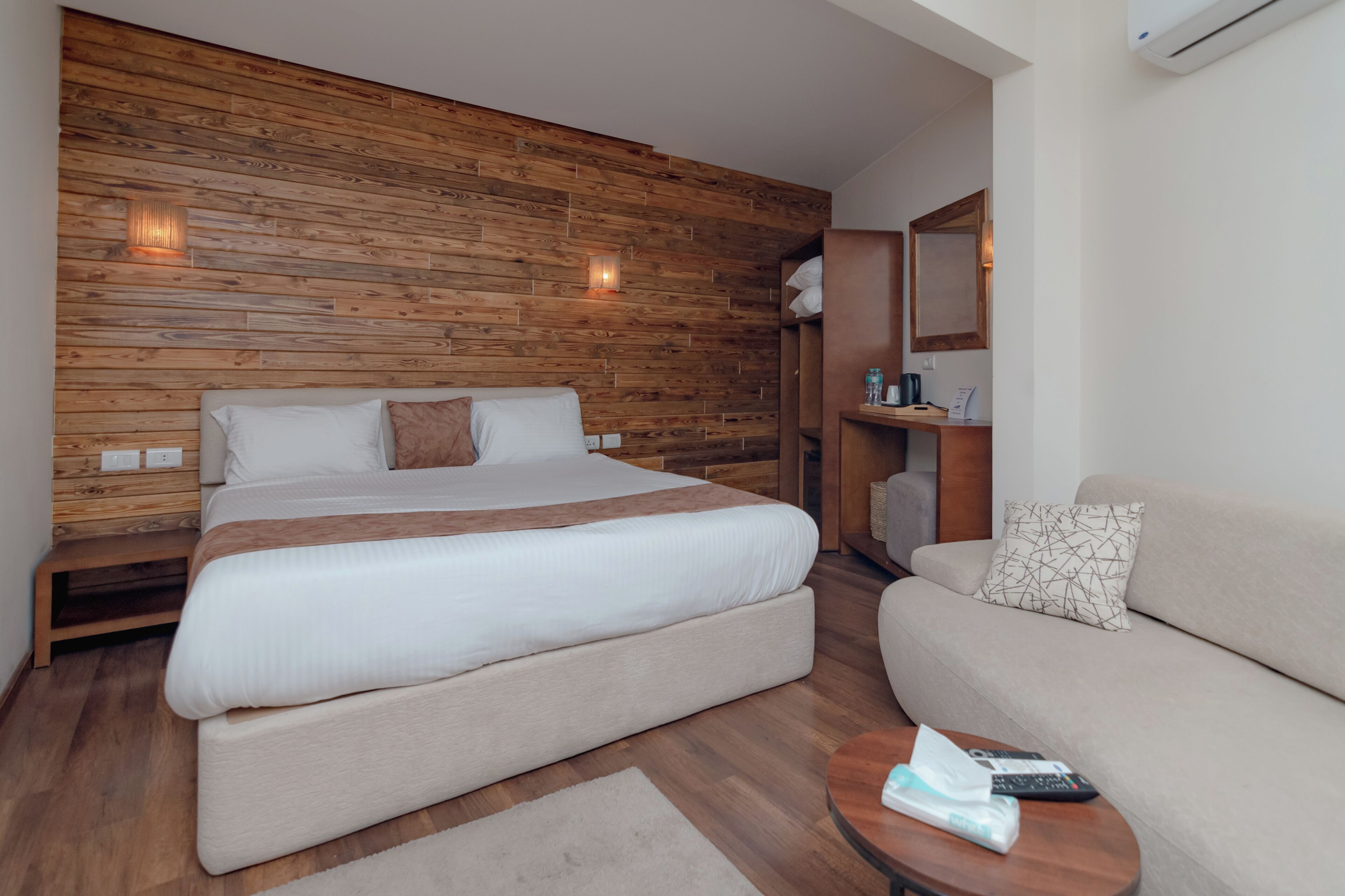 Deluxe Junior Suite | Ylelliset vuodevaatteet, minibaari, tallelokero huoneessa, työpöytä