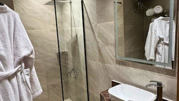 Superior Queen Room Panoramic View | Bathroom | Shower, free toiletries, hair dryer, slippers