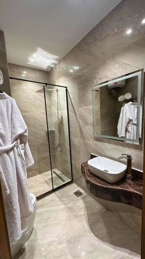 Superior Queen Room Panoramic View | Bathroom | Shower, free toiletries, hair dryer, slippers - Elevana Boutique hotel (Cairo)