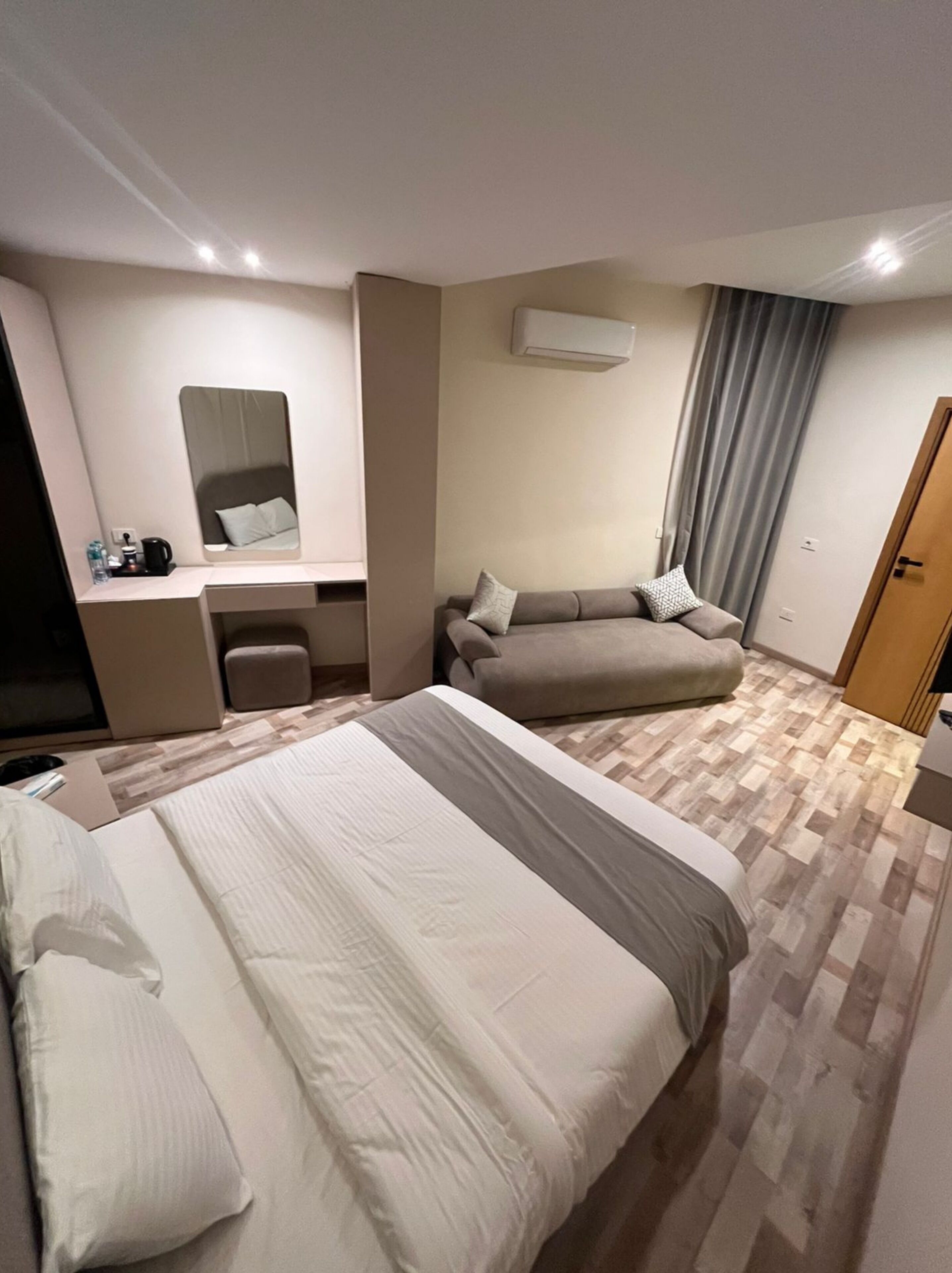 Ropa de cama de alta calidad y minibar 