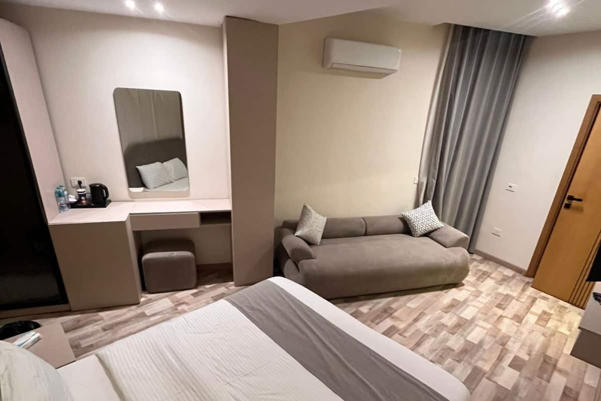 Superior Double Room | Ropa de cama de alta calidad y minibar