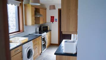 Kylskåp, mikrovågsugn, ugn och spishäll