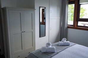 Iron/ironing board, free WiFi, bed sheets