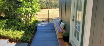 Charming 1-bedroom cottage in the country yet minutes to the 101 and downtown.