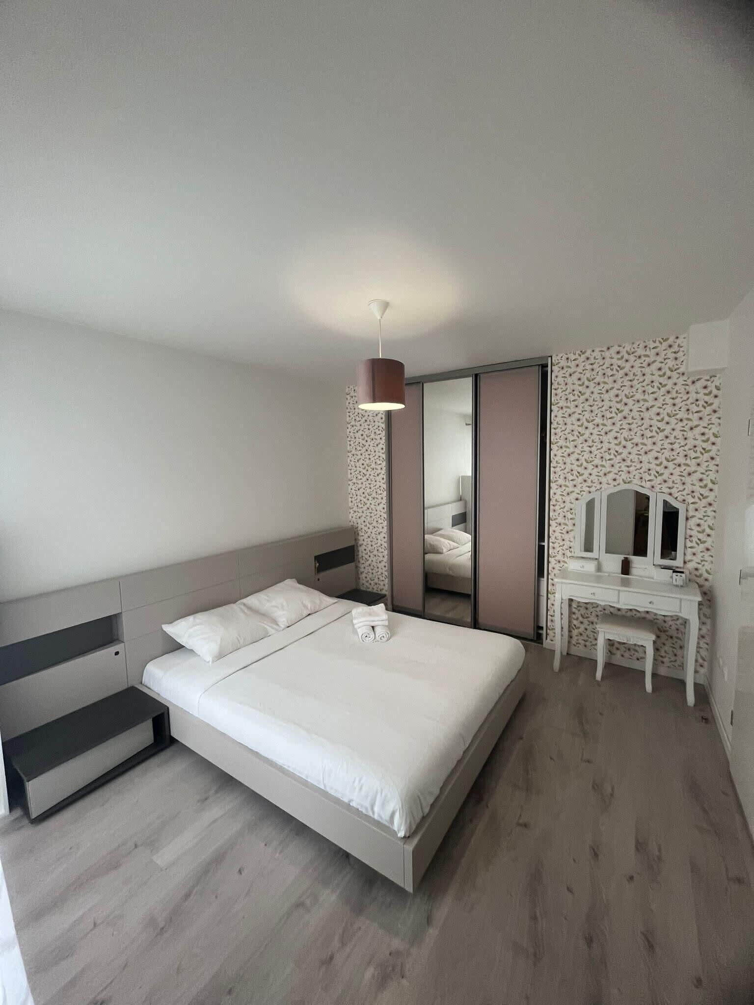 2 habitaciones, tabla de planchar con plancha, wifi y ropa de cama 