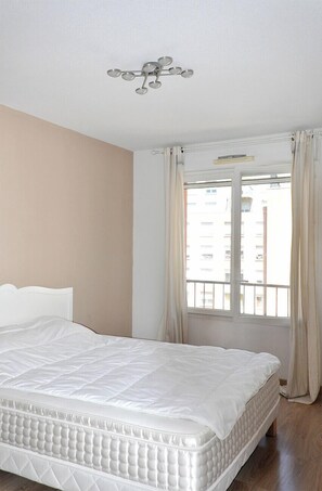 2 bedrooms, iron/ironing board, bed sheets