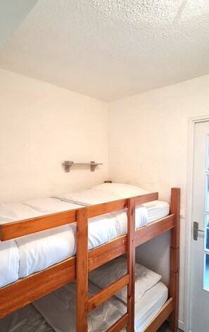 Iron/ironing board, bed sheets - Beautiful studio with balcony - near beach (Sainte-Maxime)