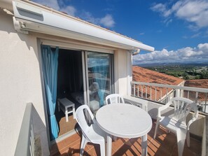 Outdoor dining - Residence "Le Lagon Bleu" with swimming pool (Fréjus)