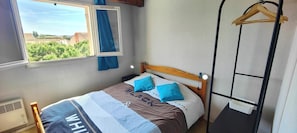 1 chambre, fer et planche à repasser