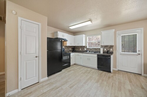 Tidy 2 Bedroom home Near Lackland AFB, Sea World