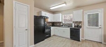 Tidy 2 Bedroom home Near Lackland AFB, Sea World