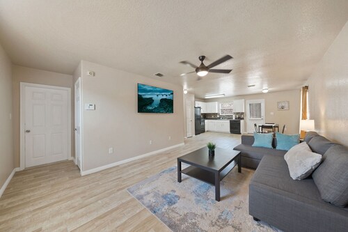 Tidy 2 Bedroom home Near Lackland AFB, Sea World