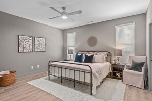 3 Schlafzimmer, Schreibtisch, Bügeleisen/Bügelbrett, WLAN