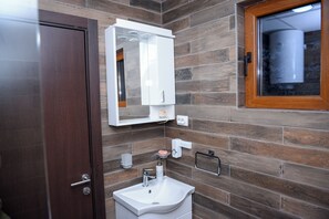 Een douche, een haardroger, handdoeken, zeep