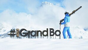 A skier standing in front of a sign with the text "#GrandBo" on a snowy mountain. - 50m from resort center, 3rd floor, balcony, parking, tv, ski locker, 25m², Le Grand Bornand (Le Grand-Bornand)