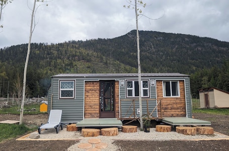 Exterior. Tiny House with stunning mountain views, steps from Arrow lake. Pet- friendly!