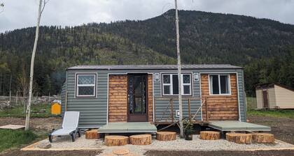 Tiny House with stunning mountain views, steps from Arrow lake. Pet- friendly!
