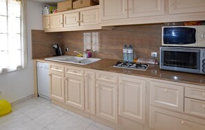 Fridge, oven, stovetop, dishwasher - Cozy home in Aubignan (Aubignan)