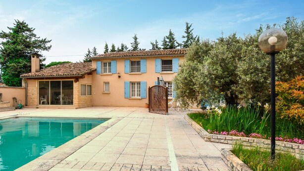 A house with a swimming pool, a garden with flowers, and a gate. - Beautiful home in Aubignan (Aubignan)