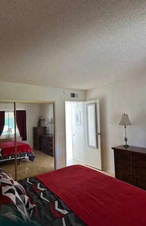 2 Schlafzimmer, Bügeleisen/Bügelbrett, Bettwäsche