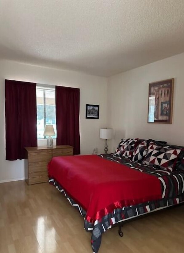 2 habitaciones, tabla de planchar con plancha y ropa de cama 