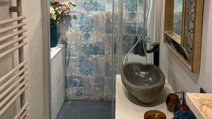 A modern bathroom with a glass shower enclosure, a stone basin, and a white countertop. - 100m from resort center, 3rd floor, balcony, tv, ski locker, 35m², Le Grand Bornand (Le Grand-Bornand)