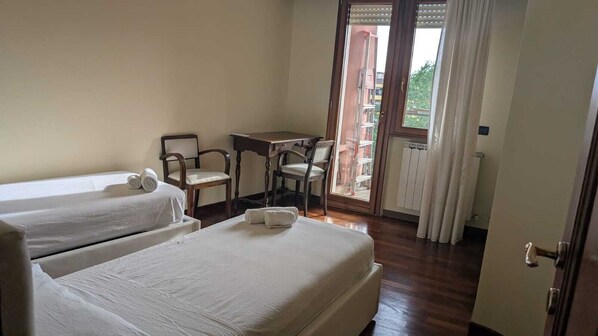 Economy Room, Balcony, City View | Free WiFi - Mikasa Appia (Rome)
