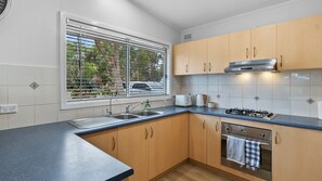 Mikrovågsugn, ugn, spishäll och kaffe- och tebryggare