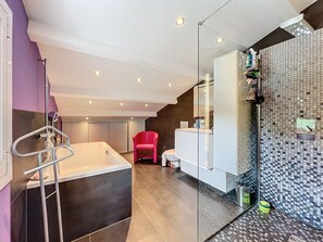 ヘアドライヤー、タオル、石鹸、トイレットペーパー