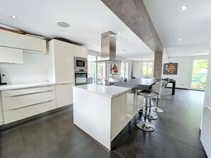 Microonde, forno, piano cottura, lavastoviglie