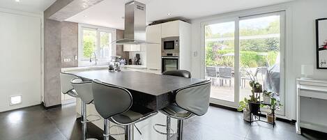 Microwave, oven, stovetop, dishwasher