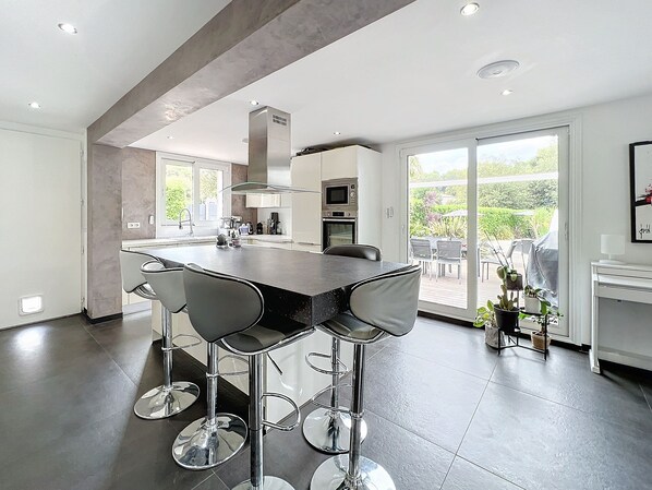 Microonde, forno, piano cottura, lavastoviglie