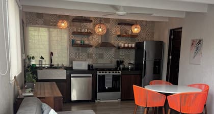 Charming 2-bedroom house with WiFi, AC in welcoming Progreso