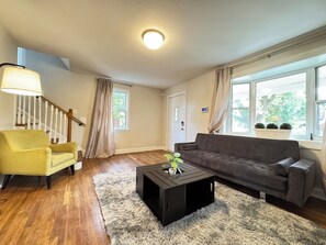 Living area - Great COZY Entire House in DC near Metro (Washington)