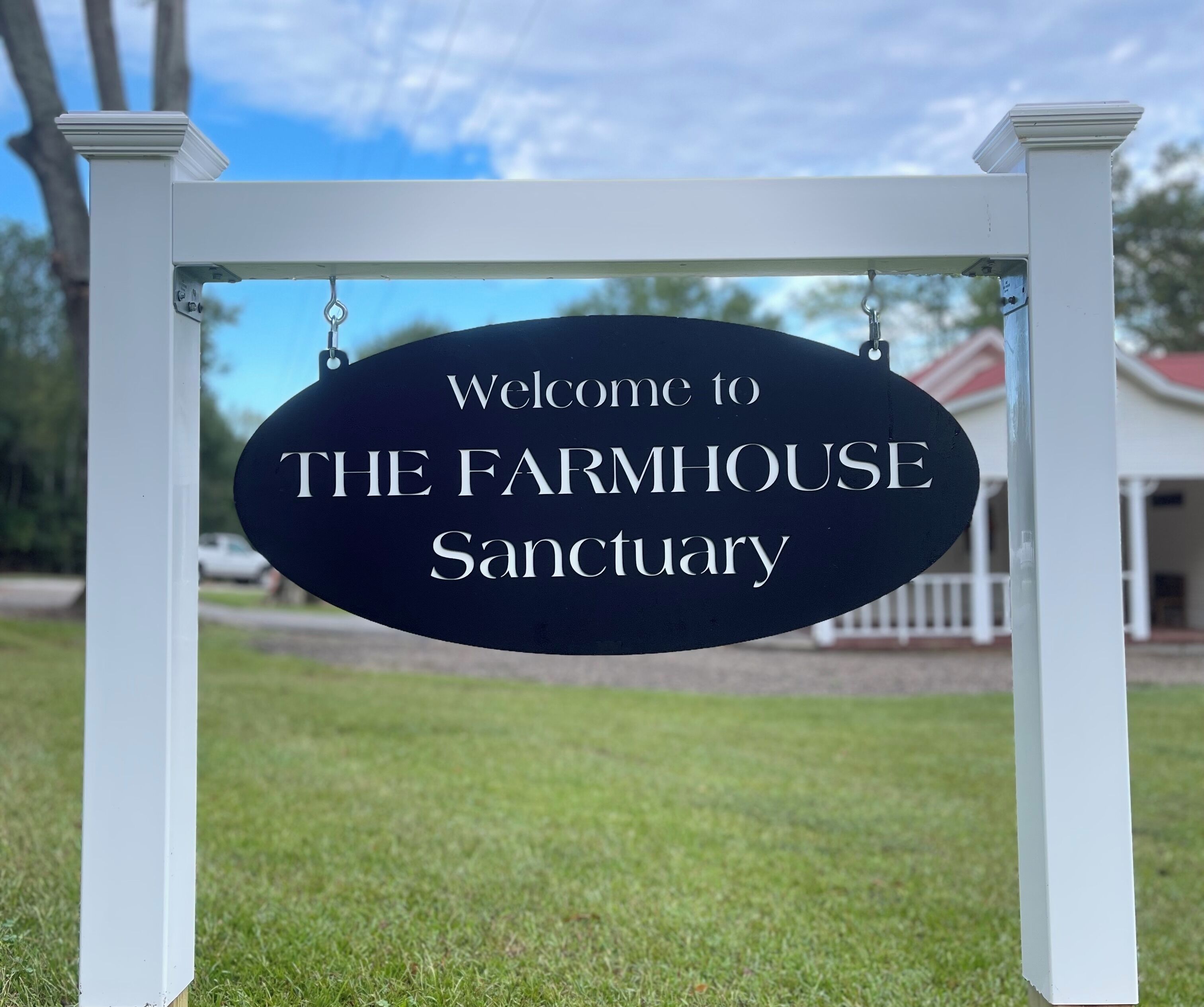 Un cartello di benvenuto per THE FARMHOUSE Sanctuary.