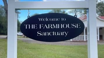Un cartello di benvenuto per THE FARMHOUSE Sanctuary.
