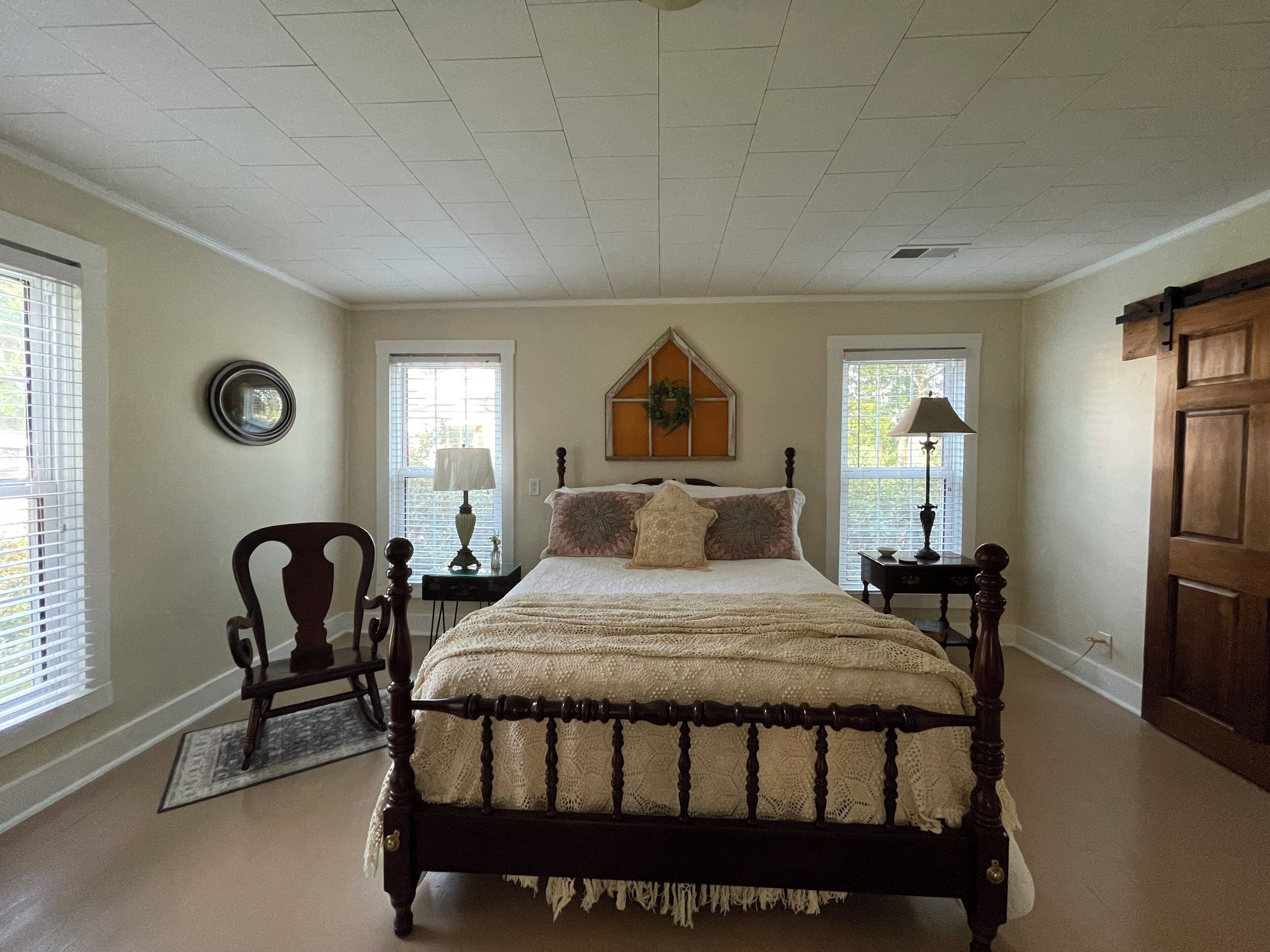 2 bedrooms, desk, iron/ironing board, WiFi