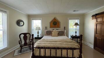 2 bedrooms, desk, iron/ironing board, WiFi