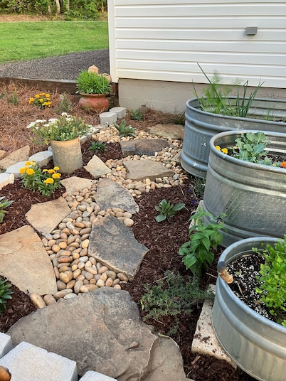 Farmhouse on Rock Creek Farm in Belmont. Enjoy a treehouse & wade Rock Creek
