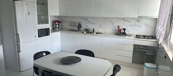 Logement 3 chambres , salle de bain et toilette séparer, cuisine tout équiper