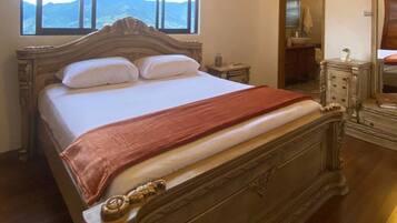 4 bedrooms, WiFi, bed sheets