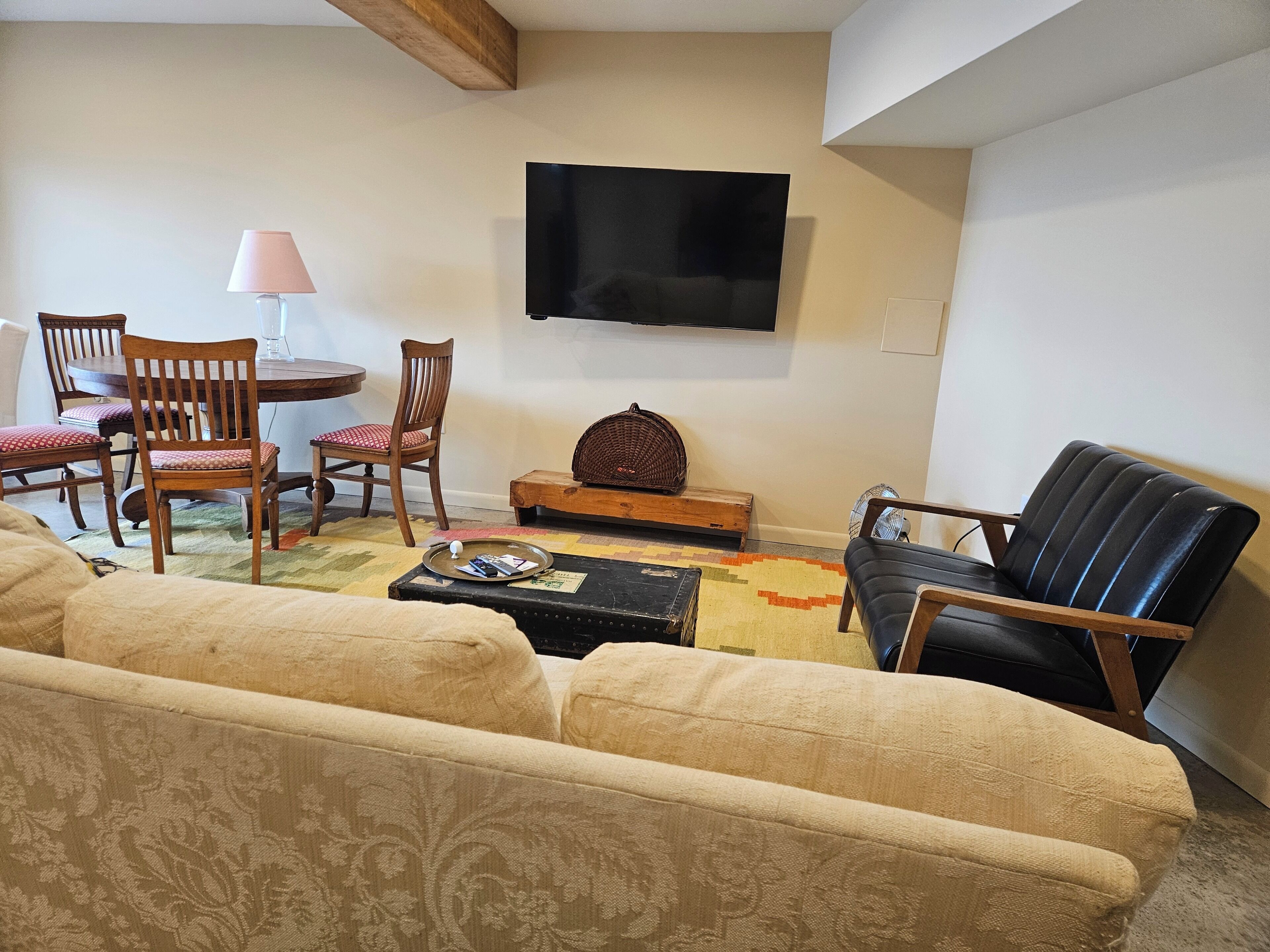 A Spectacular Shawangunk Vista In A Beautifully Renovated Chalet On A Lush Lawn. - Ellenville, NY
