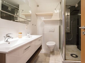 Amenidades de baño gratuitas, secadora de cabello, toallas 