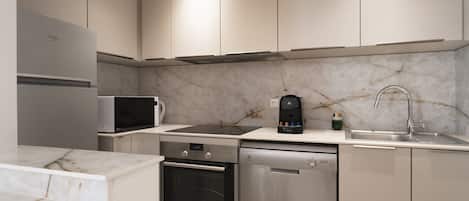 Frigorifero, microonde, forno, piano cottura