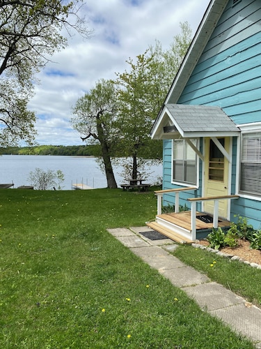 Waterfront Cozy Cottage heart of Waupoos Prince Edward County