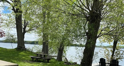 Waterfront Cozy Cottage heart of Waupoos Prince Edward County