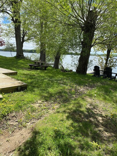 Waterfront Cozy Cottage heart of Waupoos Prince Edward County