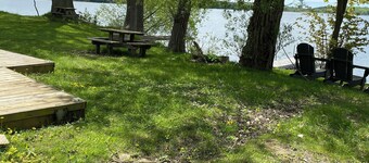 Waterfront Cozy Cottage heart of Waupoos Prince Edward County